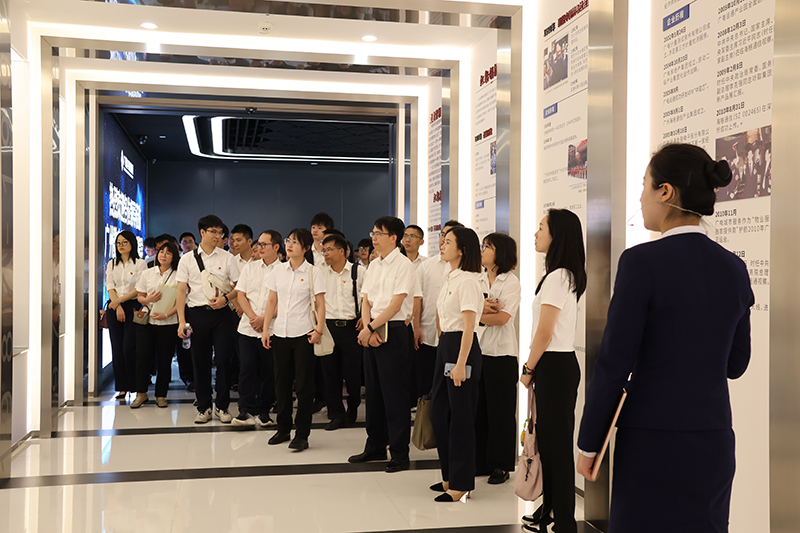 参观展厅.jpg